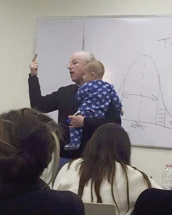 professeur prend un bébé dans ses bras