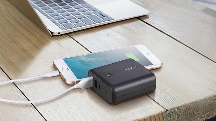 Recharger le téléphone avec une batterie portable 