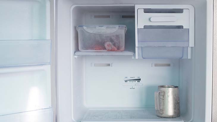 Un récipient d’eau chaude pour faire fondre le givre 