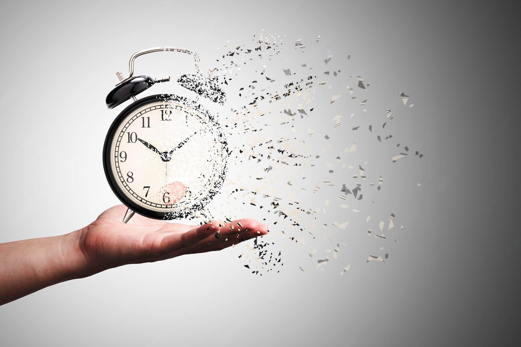Concept visuel de gestion du temps : un réveil rétro se dissolvant en particules