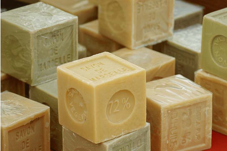 Le savon de marseille permet un nettoyage en profondeur de la gourde 