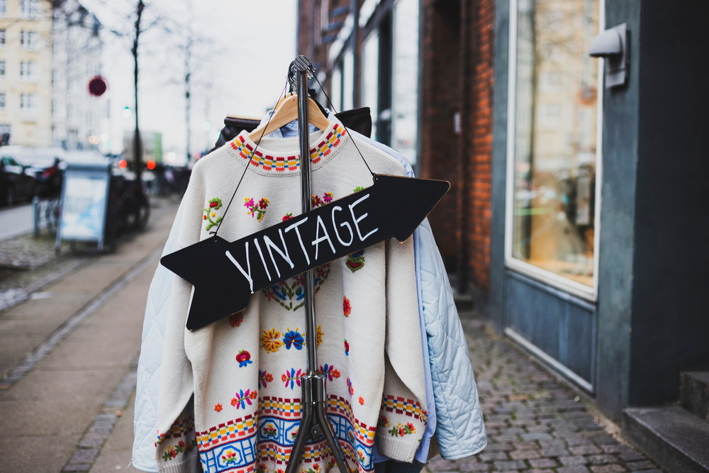 Assortiment d'accessoires de mode vintage, dont peut-être des coussinets