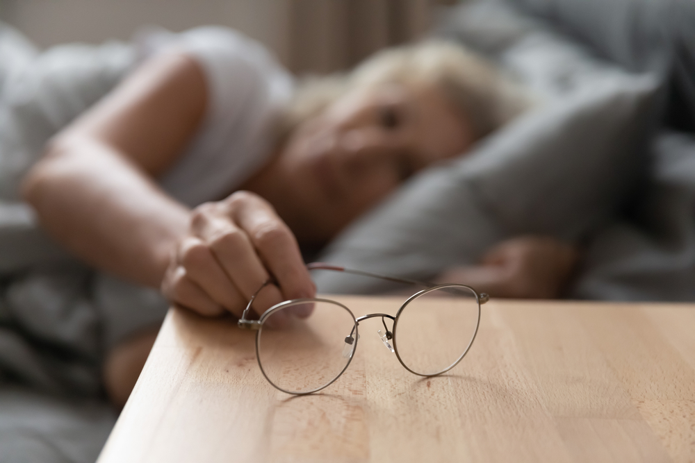 Personne âgée dormant paisiblement dans son lit