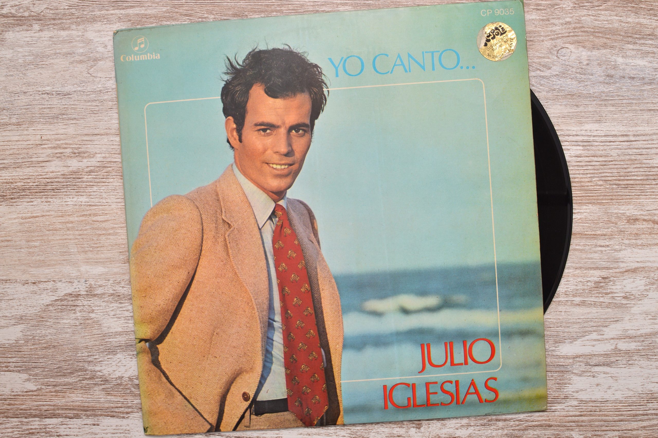 Julio Iglesias jeune, tenant une guitare, symbole de sa reconversion
