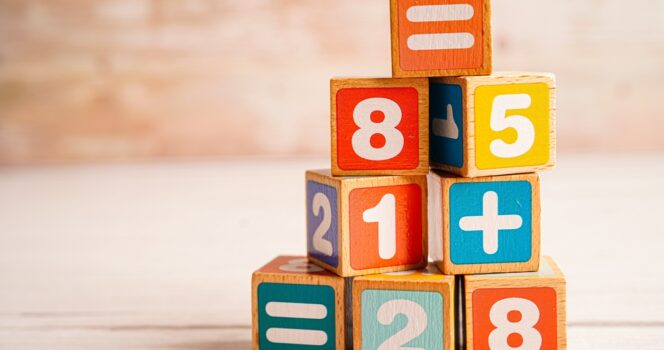Illustration d'un cerveau humain avec des symboles mathématiques flottants autour