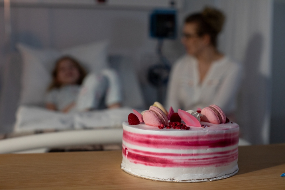 Présentation délicate d'un dessert onctueux dans une assiette blanche