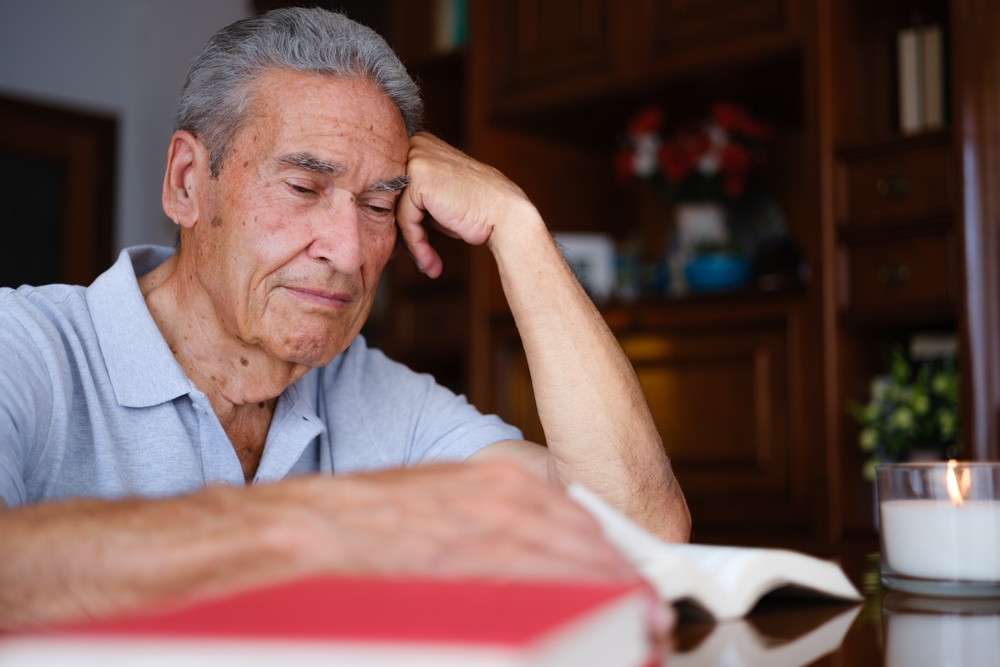 Personne âgée souriante, paisible, regardant par la fenêtre
