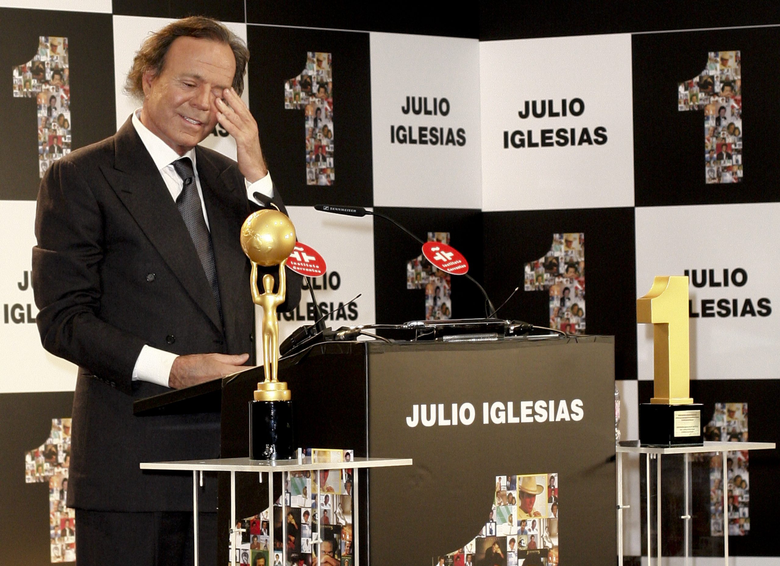 Julio Iglesias souriant, évoquant une vie apaisée et réussie