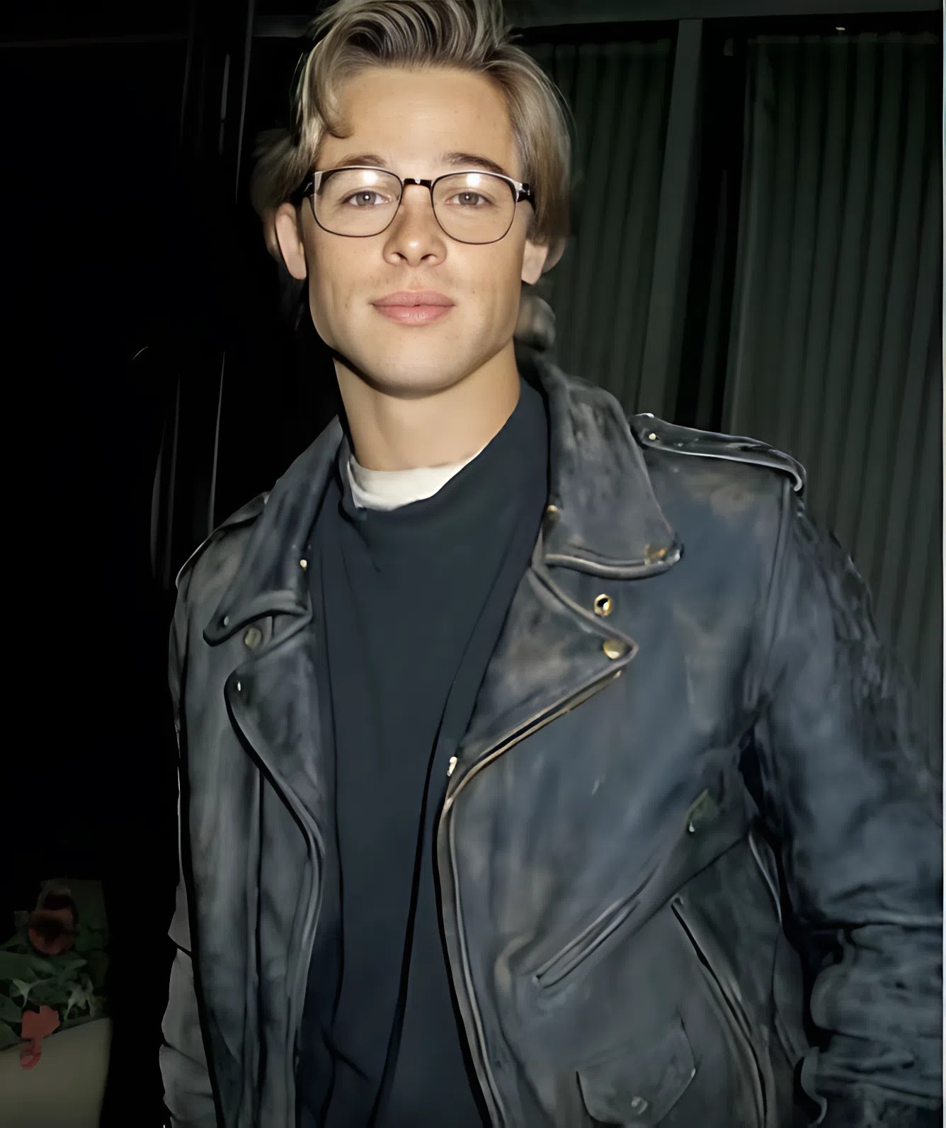 Brad Pitt jeune, regard déterminé