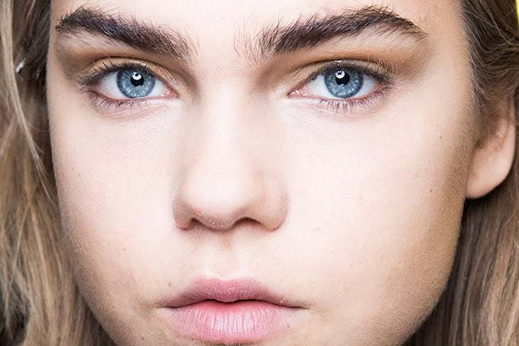 Des sourcils indisciplinés 