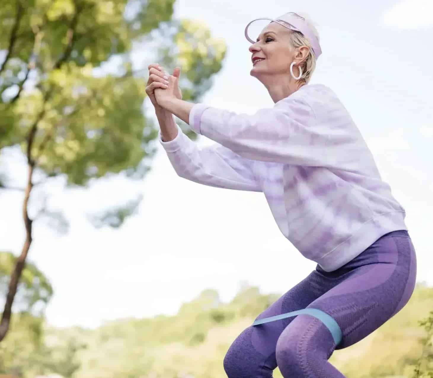 Femme souriante et dynamique pratiquant une activité physique douce en extérieur