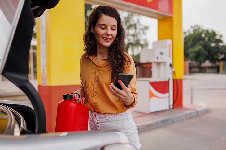 Elle utilise son téléphone dans la station d’essence 