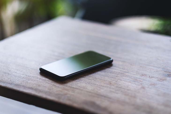 Téléphone sur la table 