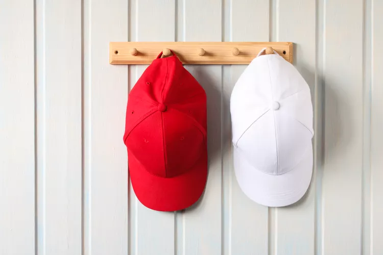 Casquette de baseball posée sur le panier supérieur d'un lave-vaisselle