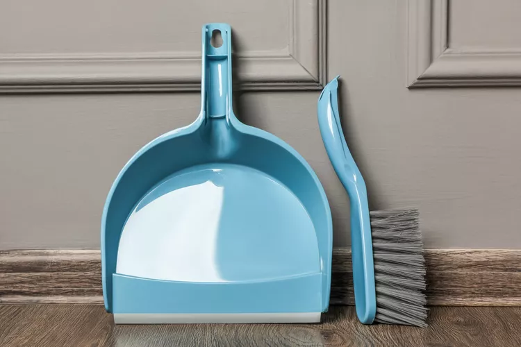 Pelle à poussière et balayette en plastique dans un lave-vaisselle