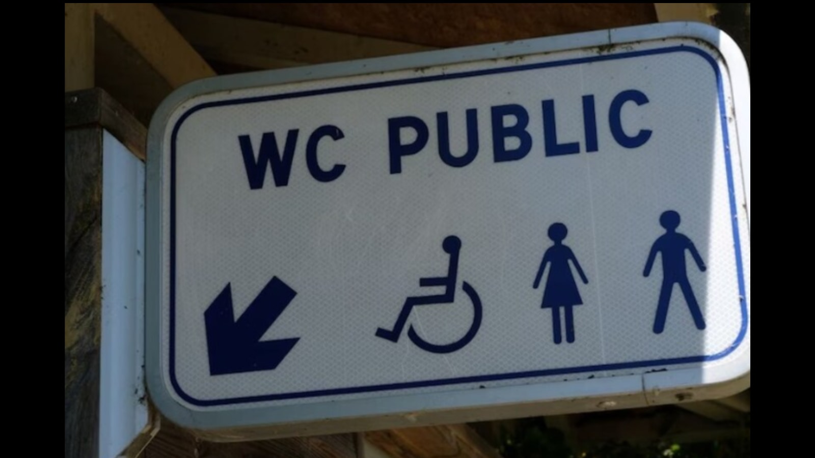 Intérieur moderne de toilettes publiques