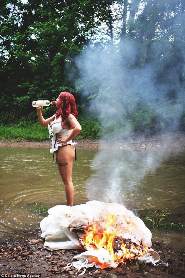 une femme brûle sa robe de mariage et publie les photos sur les réseaux sociaux