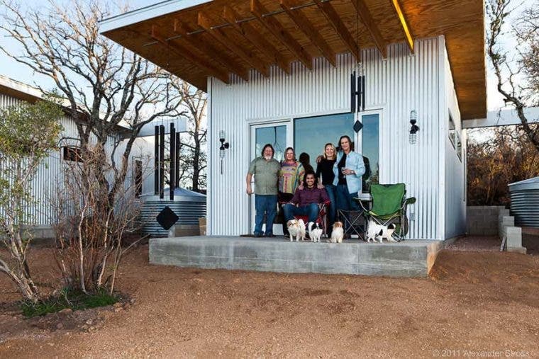 une groupe d’amis construit un village écolo