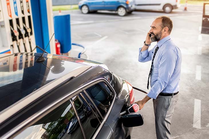 Utiliser téléphone dans une station de service – source : spm