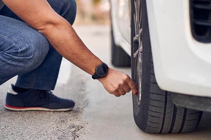 Vérifier les pneus de la voiture 