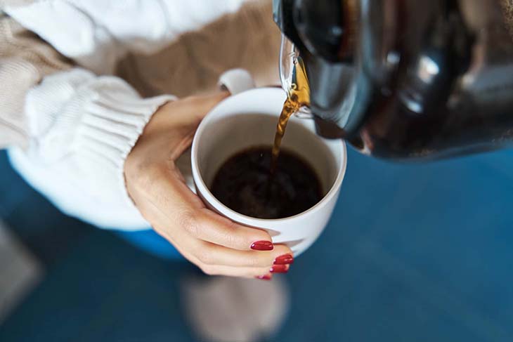 Verser du café dans une tasse 