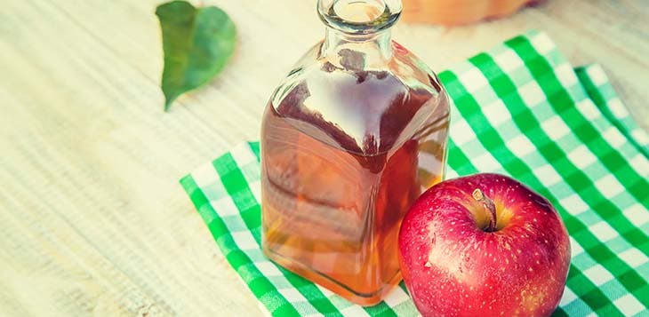 Une bouteille de vinaigre de cidre 