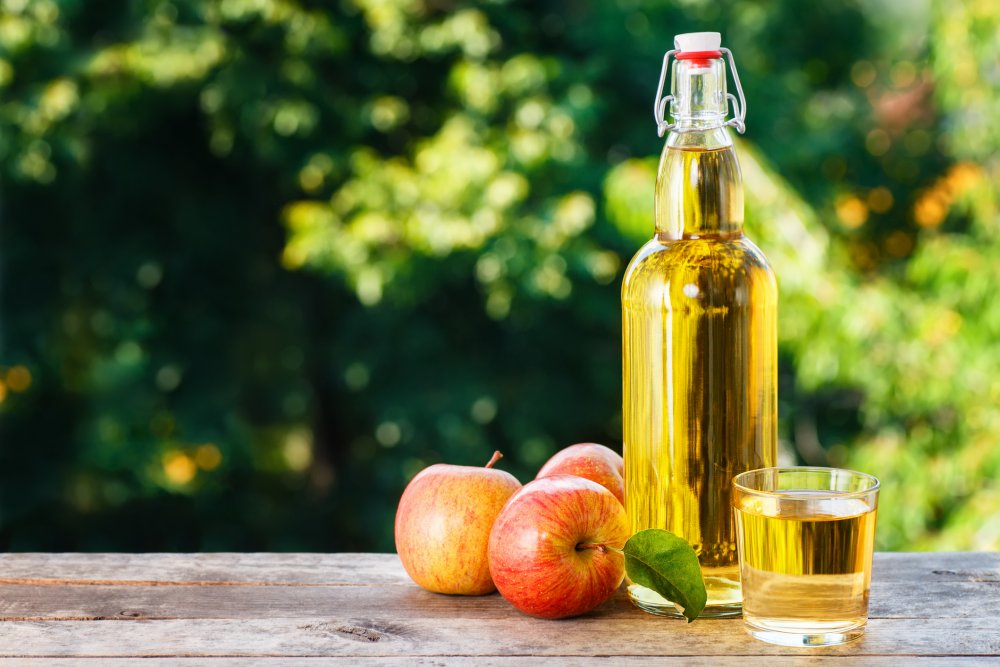 Flacon de vinaigre de cidre et ingrédients naturels pour l'entretien de la maison