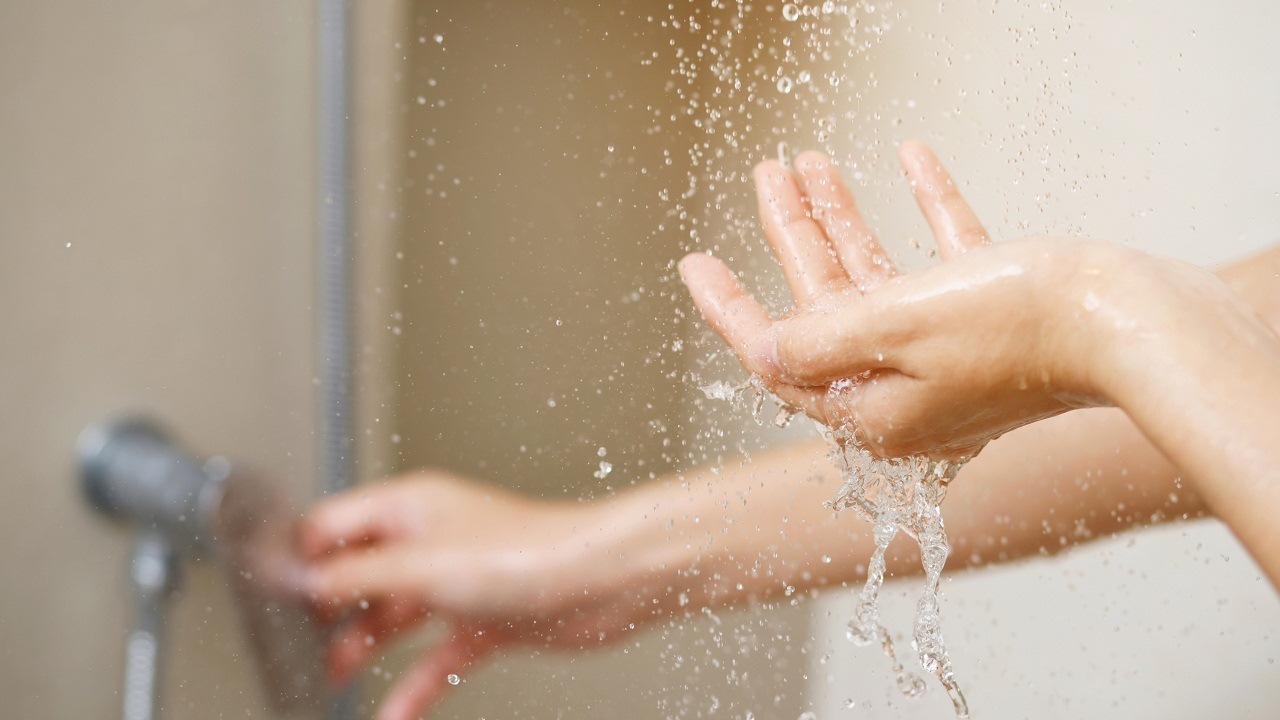 Produits de douche doux posés sur un rebord de baignoire