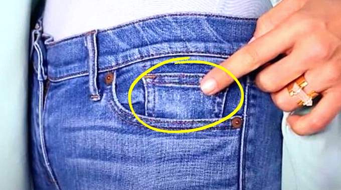 Détail en gros plan de la petite poche d'un jean bleu