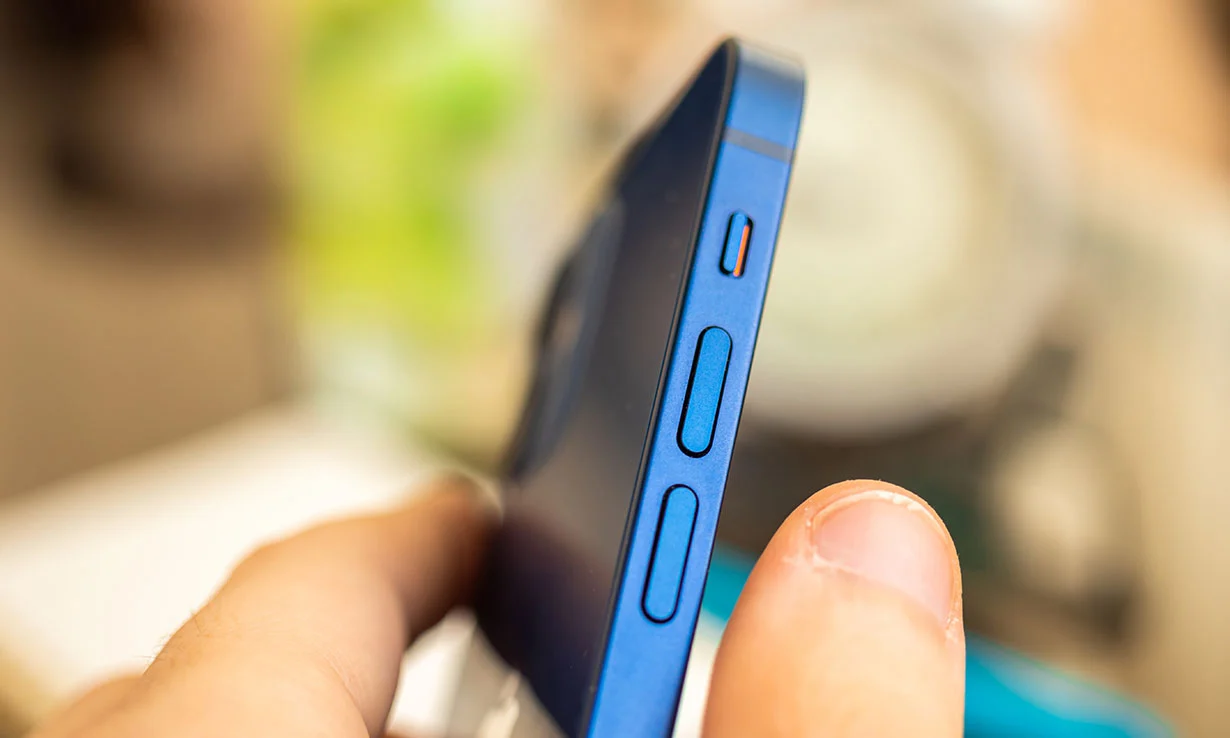 Gros plan sur les boutons de volume d'un smartphone