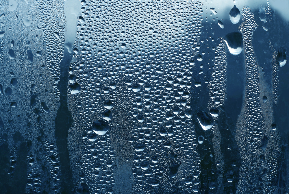 Gouttes d'eau sur une vitre en hiver