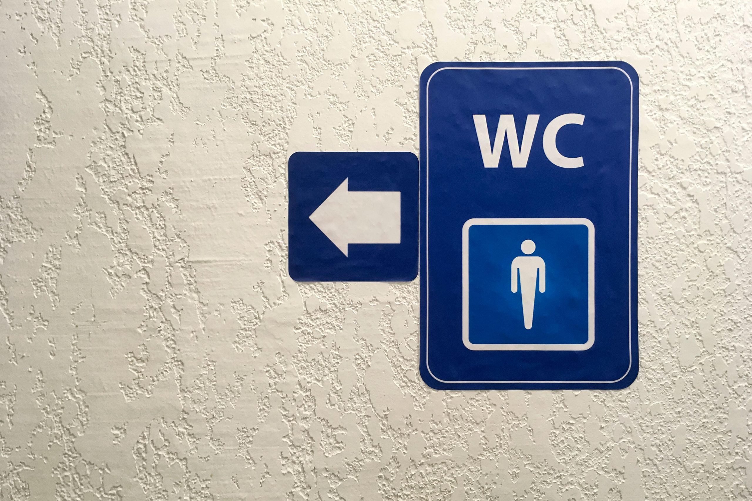 Panneau indicateur WC dans un lieu public